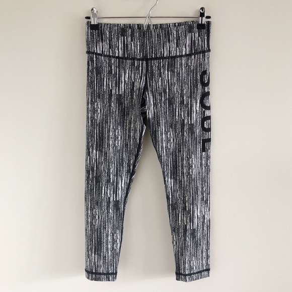 soulcycle Pants - Soulcycle SOUL Storm Printed Capri Size Small